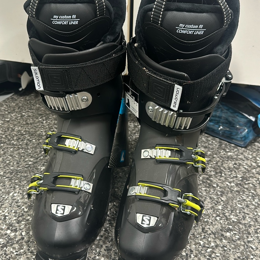 Salomon ski boots 
29.5 
Never been worn